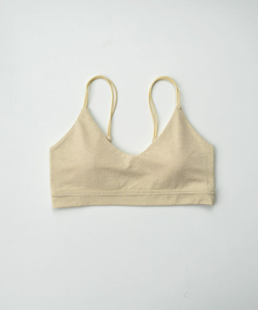 肌に優しいオーガニックコットンを使用したカップ付きブラトップ。マッチャ(ライトイエロー)カラーで快適な着心地。環境に配慮した天然素材で毎日を心地よく。敏感肌の方にもおすすめです。フードテキスタイルを採用したサステナブルな商品です。