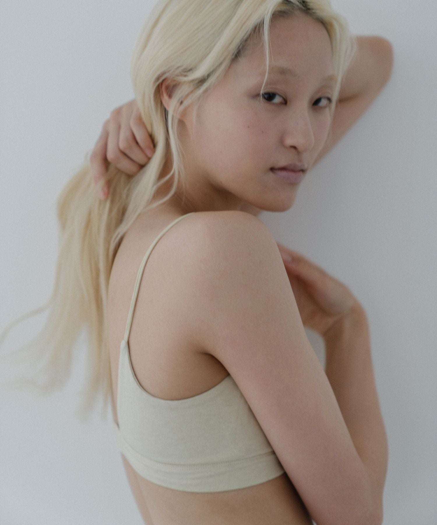 肌に優しいオーガニックコットンを使用したカップ付きブラトップ。マッチャ(ライトイエロー)カラーで快適な着心地。環境に配慮した天然素材で毎日を心地よく。敏感肌の方にもおすすめです。フードテキスタイルを採用したサステナブルな商品です。