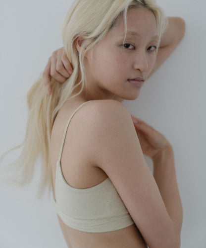 肌に優しいオーガニックコットンを使用したカップ付きブラトップ。マッチャ(ライトイエロー)カラーで快適な着心地。環境に配慮した天然素材で毎日を心地よく。敏感肌の方にもおすすめです。フードテキスタイルを採用したサステナブルな商品です。