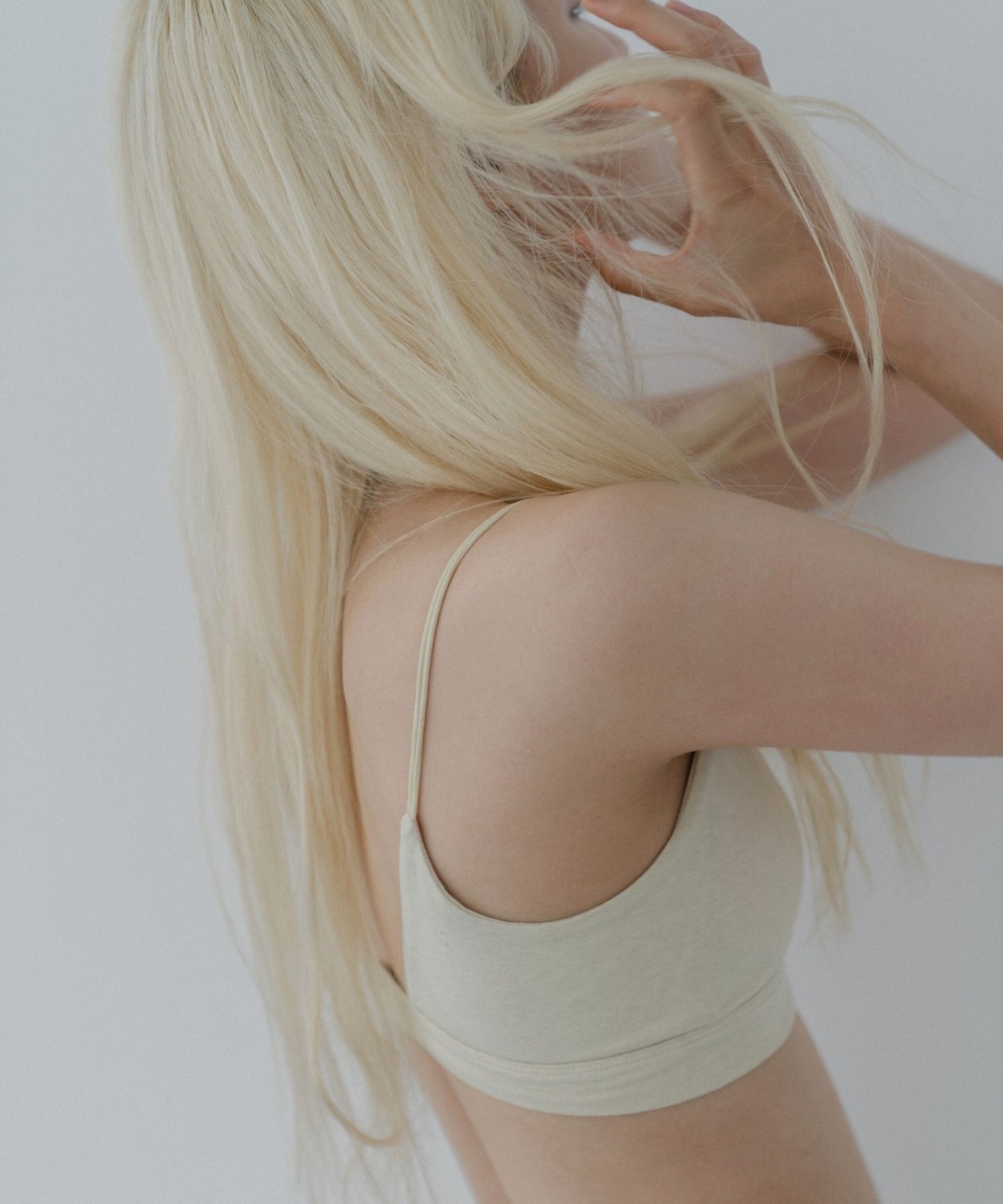 肌に優しいオーガニックコットンを使用したカップ付きブラトップ。マッチャ(ライトイエロー)カラーで快適な着心地。環境に配慮した天然素材で毎日を心地よく。敏感肌の方にもおすすめです。フードテキスタイルを採用したサステナブルな商品です。