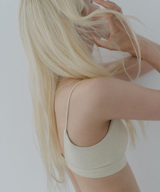 肌に優しいオーガニックコットンを使用したカップ付きブラトップ。マッチャ(ライトイエロー)カラーで快適な着心地。環境に配慮した天然素材で毎日を心地よく。敏感肌の方にもおすすめです。フードテキスタイルを採用したサステナブルな商品です。