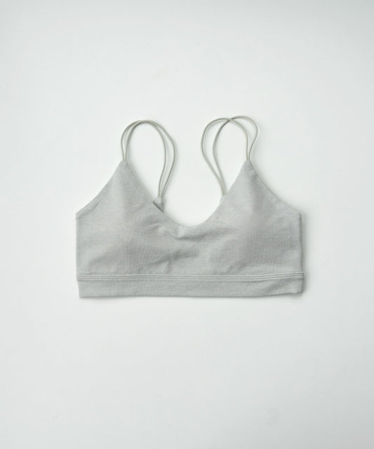 肌に優しいオーガニックコットンを使用したカップ付きブラトップ。アカカブ(グレー)カラーで快適な着心地。環境に配慮した天然素材で毎日を心地よく。敏感肌の方にもおすすめです。フードテキスタイルを採用したサステナブルな商品です。