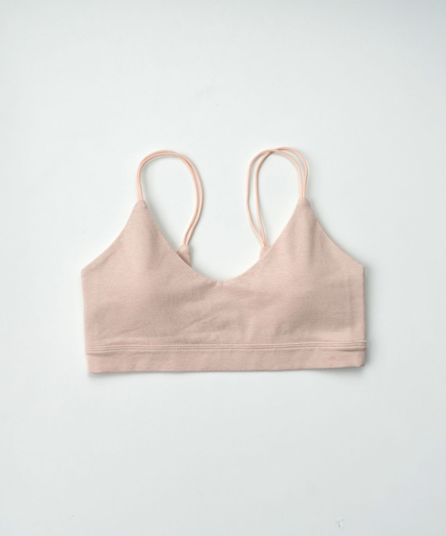 肌に優しいオーガニックコットンを使用したカップ付きブラトップ。サクラ(ライトピンク)カラーで快適な着心地。環境に配慮した天然素材で毎日を心地よく。敏感肌の方にもおすすめです。フードテキスタイルを採用したサステナブルな商品です。