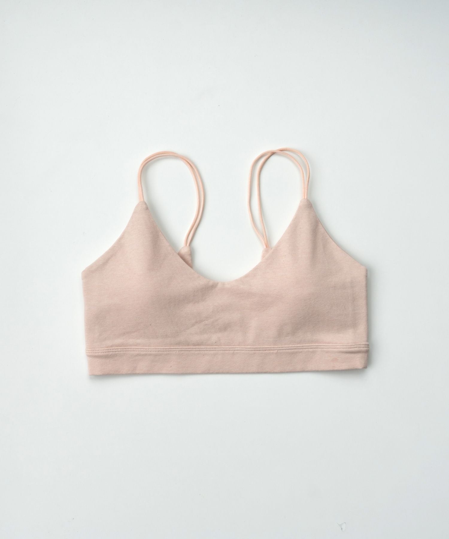 肌に優しいオーガニックコットンを使用したカップ付きブラトップ。サクラ(ライトピンク)カラーで快適な着心地。環境に配慮した天然素材で毎日を心地よく。敏感肌の方にもおすすめです。フードテキスタイルを採用したサステナブルな商品です。