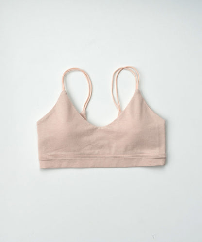 肌に優しいオーガニックコットンを使用したカップ付きブラトップ。サクラ(ライトピンク)カラーで快適な着心地。環境に配慮した天然素材で毎日を心地よく。敏感肌の方にもおすすめです。フードテキスタイルを採用したサステナブルな商品です。