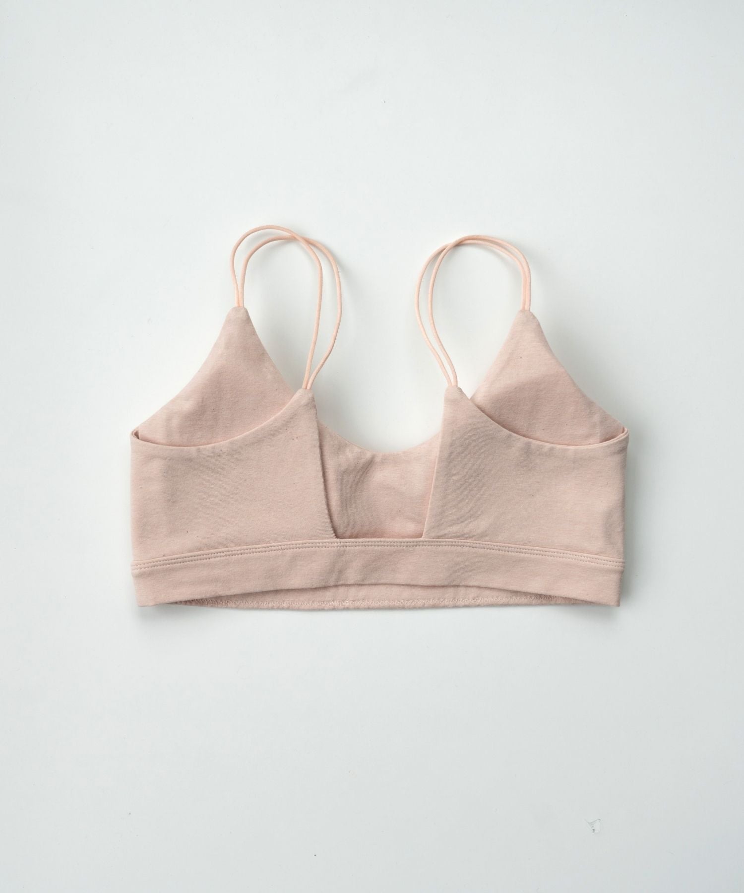 肌に優しいオーガニックコットンを使用したカップ付きブラトップ。サクラ(ライトピンク)カラーで快適な着心地。環境に配慮した天然素材で毎日を心地よく。敏感肌の方にもおすすめです。フードテキスタイルを採用したサステナブルな商品です。