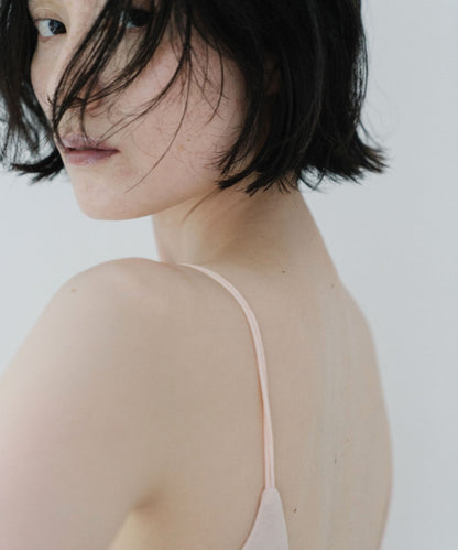 肌に優しいオーガニックコットンを使用したカップ付きブラトップ。サクラ(ライトピンク)カラーで快適な着心地。環境に配慮した天然素材で毎日を心地よく。敏感肌の方にもおすすめです。フードテキスタイルを採用したサステナブルな商品です。