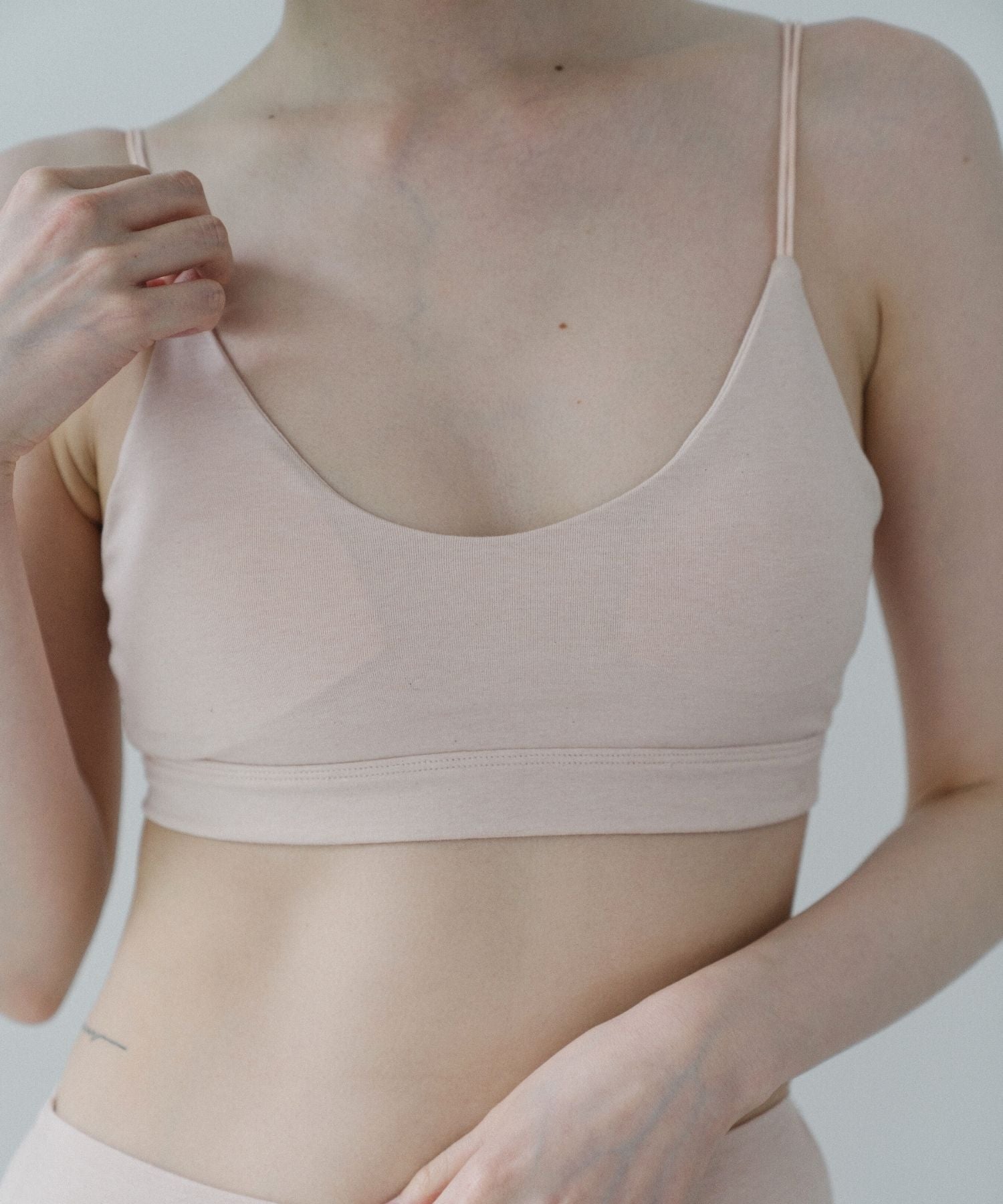 肌に優しいオーガニックコットンを使用したカップ付きブラトップ。サクラ(ライトピンク)カラーで快適な着心地。環境に配慮した天然素材で毎日を心地よく。敏感肌の方にもおすすめです。フードテキスタイルを採用したサステナブルな商品です。