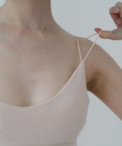 肌に優しいオーガニックコットンを使用したカップ付きブラトップ。サクラ(ライトピンク)カラーで快適な着心地。環境に配慮した天然素材で毎日を心地よく。敏感肌の方にもおすすめです。フードテキスタイルを採用したサステナブルな商品です。