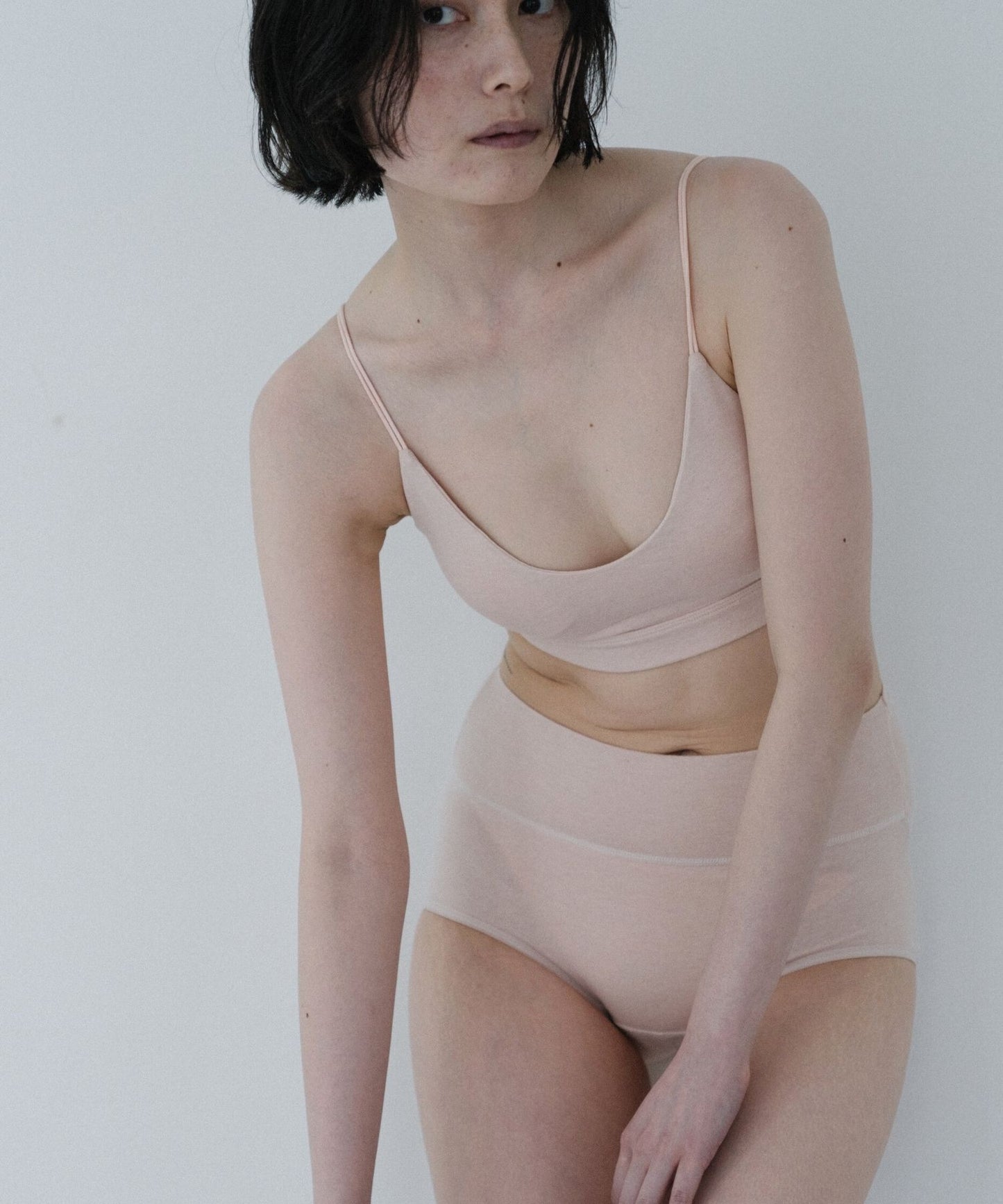 肌に優しいオーガニックコットンを使用したカップ付きブラトップ。サクラ(ライトピンク)カラーで快適な着心地。環境に配慮した天然素材で毎日を心地よく。敏感肌の方にもおすすめです。フードテキスタイルを採用したサステナブルな商品です。