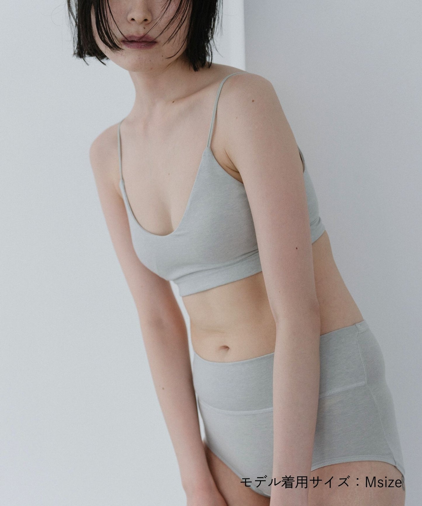 肌に優しいオーガニックコットンを使用したカップ付きブラトップ。アカカブ(グレー)カラーで快適な着心地。環境に配慮した天然素材で毎日を心地よく。敏感肌の方にもおすすめです。フードテキスタイルを採用したサステナブルな商品です。