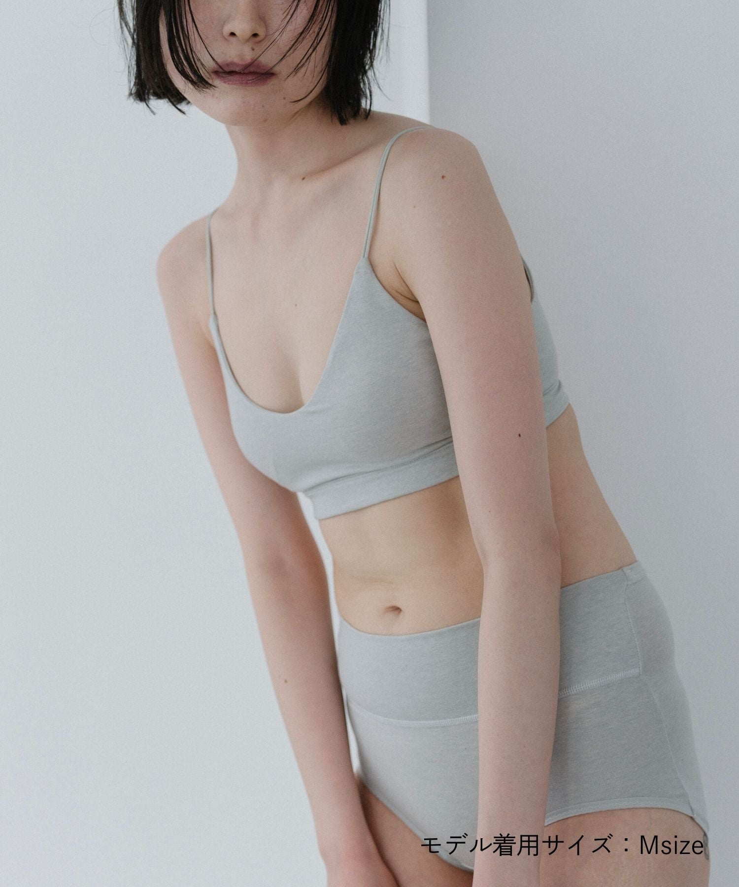 肌に優しいオーガニックコットンを使用したカップ付きブラトップ。アカカブ(グレー)カラーで快適な着心地。環境に配慮した天然素材で毎日を心地よく。敏感肌の方にもおすすめです。フードテキスタイルを採用したサステナブルな商品です。