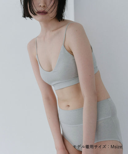 肌に優しいオーガニックコットンを使用したカップ付きブラトップ。アカカブ(グレー)カラーで快適な着心地。環境に配慮した天然素材で毎日を心地よく。敏感肌の方にもおすすめです。フードテキスタイルを採用したサステナブルな商品です。