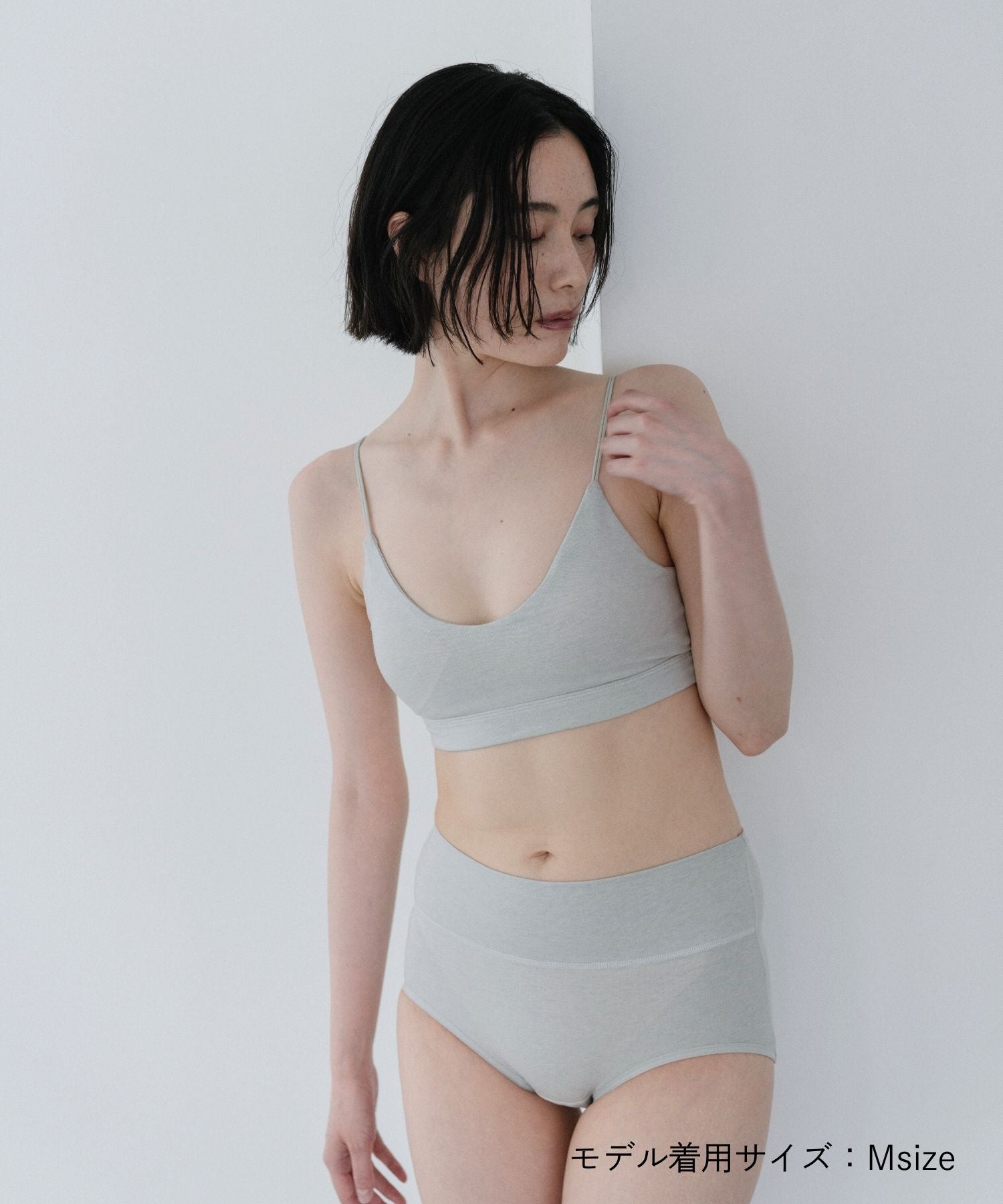 肌に優しいオーガニックコットンを使用したカップ付きブラトップ。アカカブ(グレー)カラーで快適な着心地。環境に配慮した天然素材で毎日を心地よく。敏感肌の方にもおすすめです。フードテキスタイルを採用したサステナブルな商品です。
