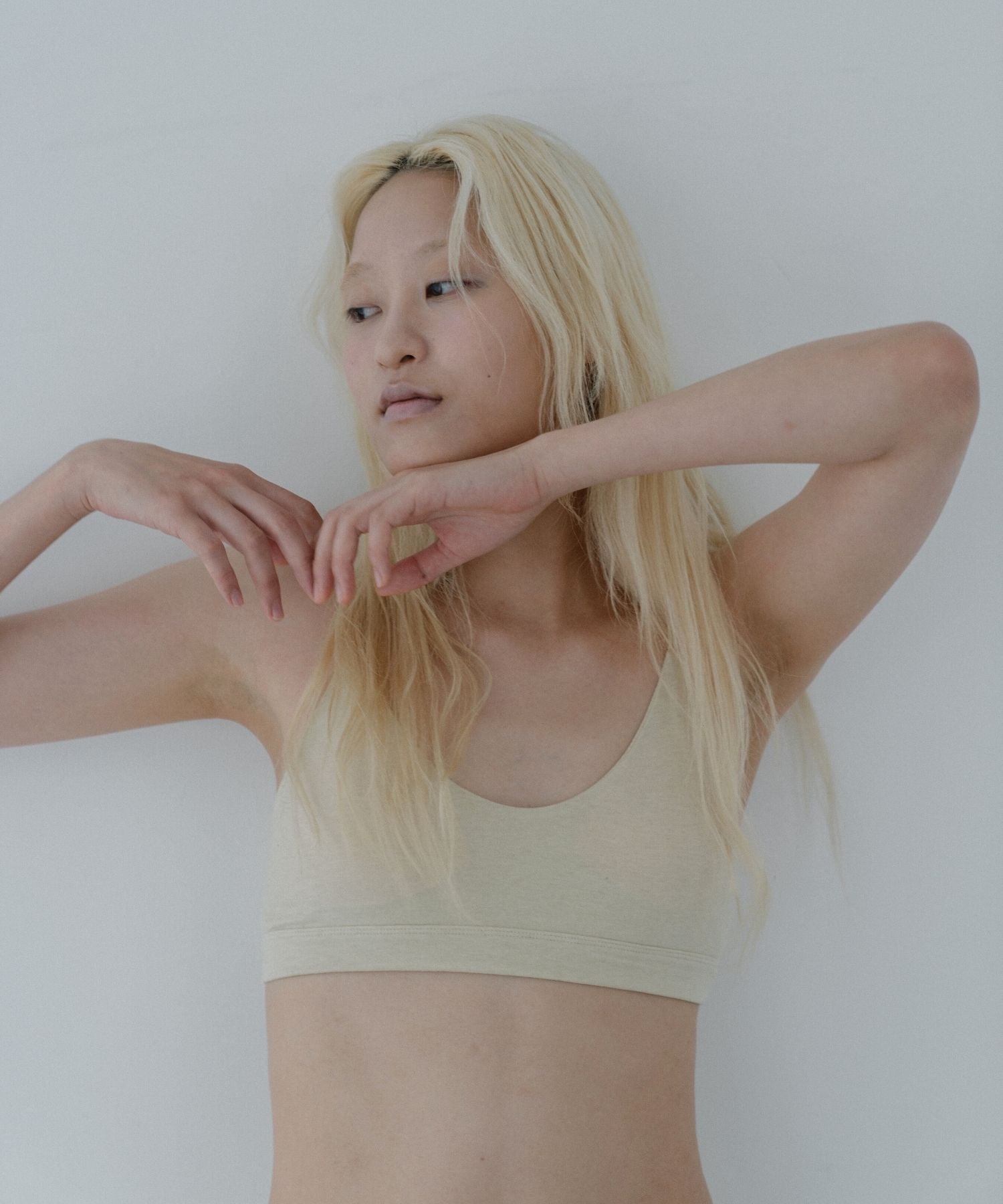 肌に優しいオーガニックコットンを使用したカップ付きブラトップ。マッチャ(ライトイエロー)カラーで快適な着心地。環境に配慮した天然素材で毎日を心地よく。敏感肌の方にもおすすめです。フードテキスタイルを採用したサステナブルな商品です。